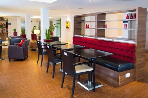 holiday inn express northampton south by ihg