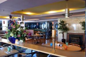 james bay inn hotel and suites