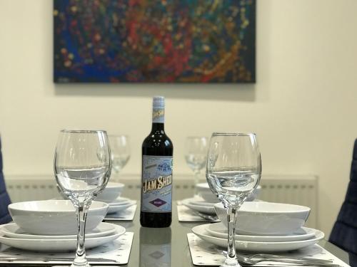 stylish modern 3 bed house nr manchester city ctr