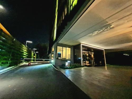 beacon executive suite george town