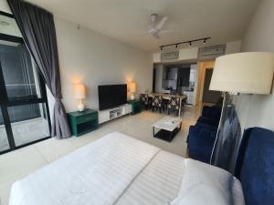 beacon executive suite george town