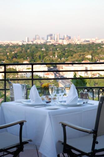 pavillon henri iv hotel restaurant gastronomique terrasse