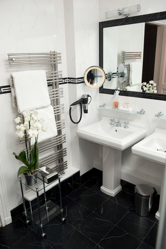 pavillon henri iv hotel restaurant gastronomique terrasse