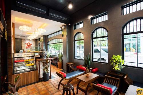 lynlan hostel and cafe