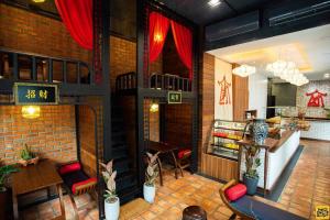 lynlan hostel and cafe