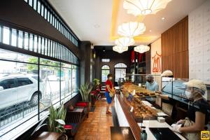 lynlan hostel and cafe