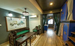 lynlan hostel and cafe