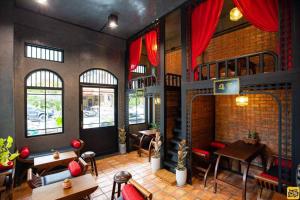 lynlan hostel and cafe