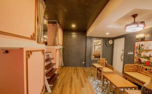 lynlan hostel and cafe