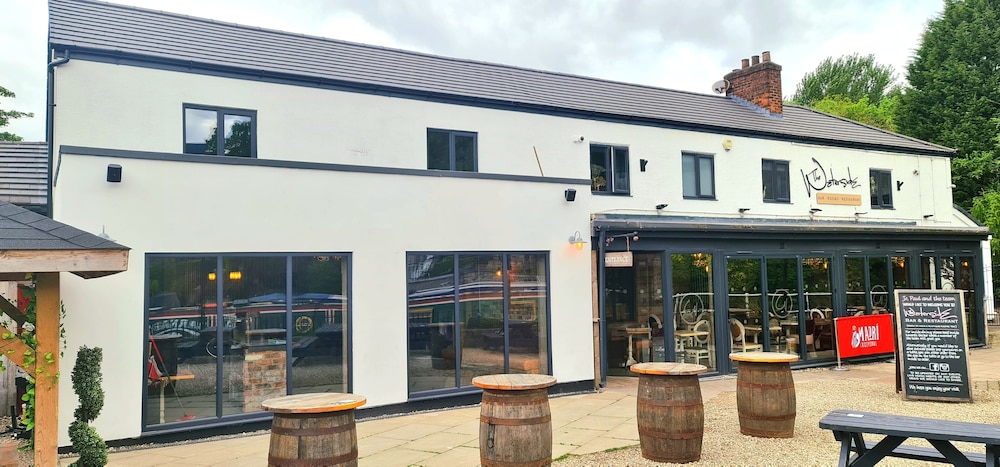 the waterside bar rooms and restaurant