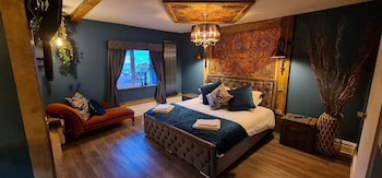 the waterside bar rooms and restaurant