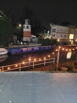 the waterside bar rooms and restaurant
