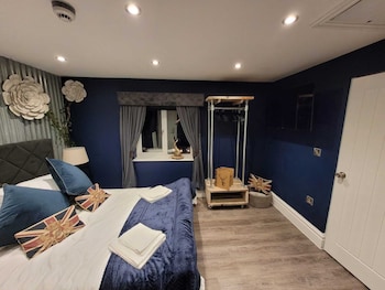 the waterside bar rooms and restaurant