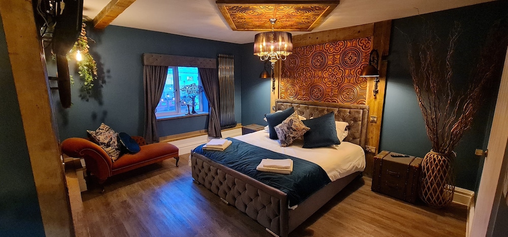 the waterside bar rooms and restaurant