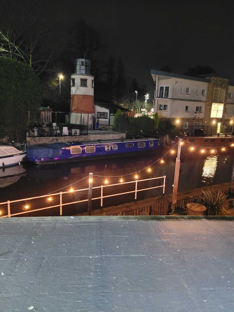 the waterside bar rooms and restaurant