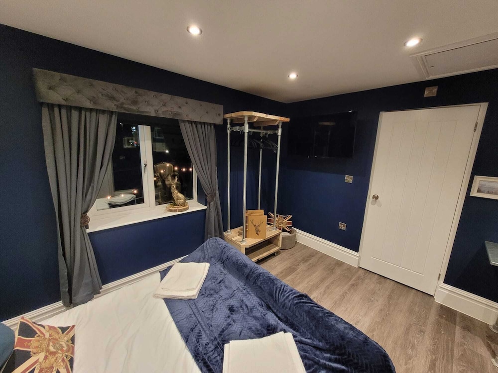 the waterside bar rooms and restaurant