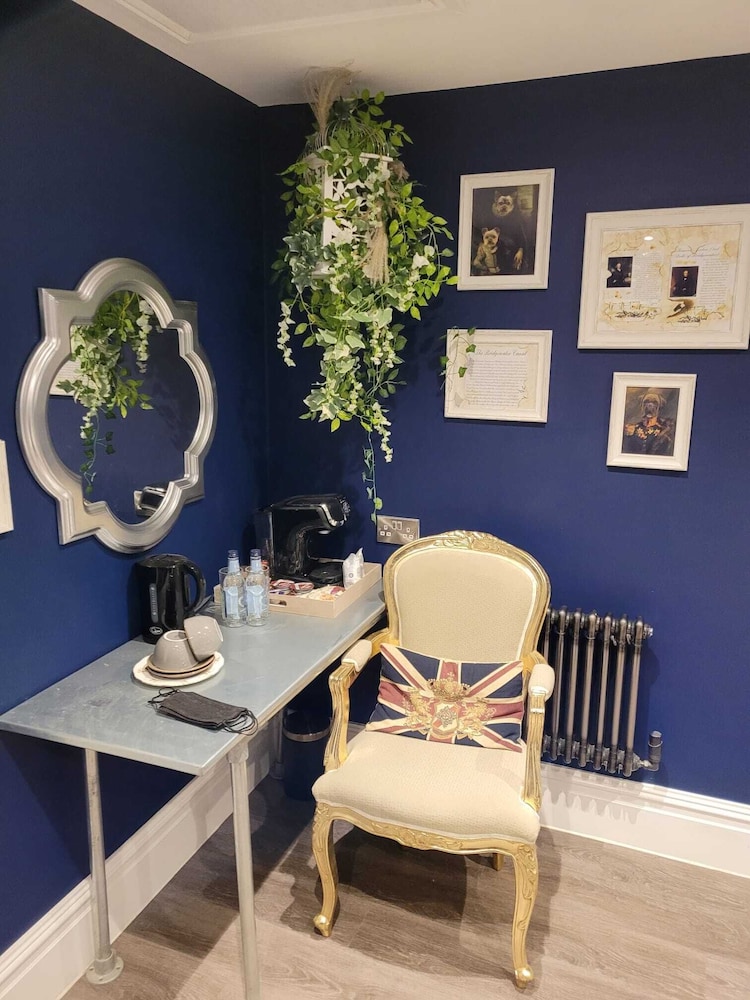 the waterside bar rooms and restaurant