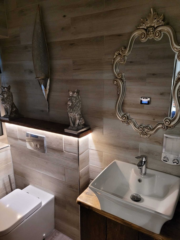 the waterside bar rooms and restaurant