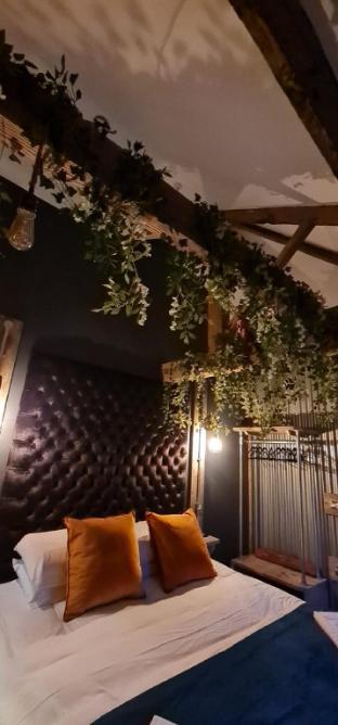 the waterside bar rooms and restaurant