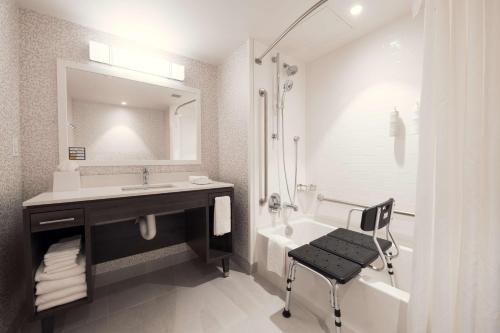 home2 suites by hilton quebec city