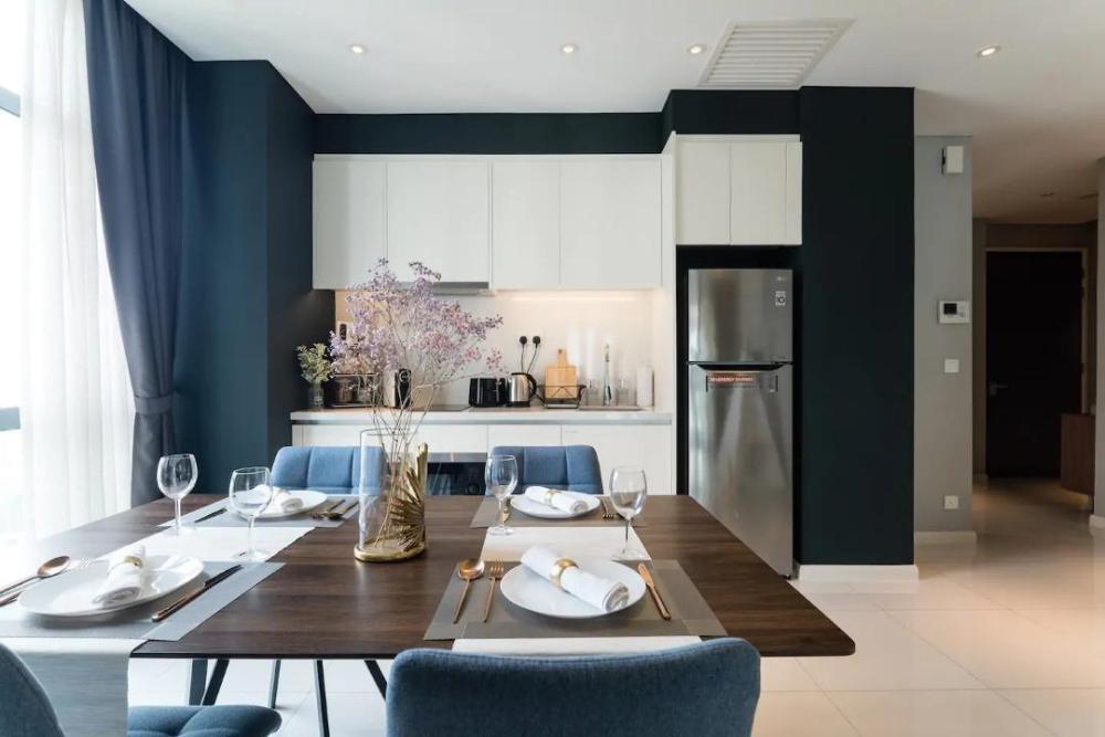 wifi 100mbps 5min walk to pavillion netflix 2pool