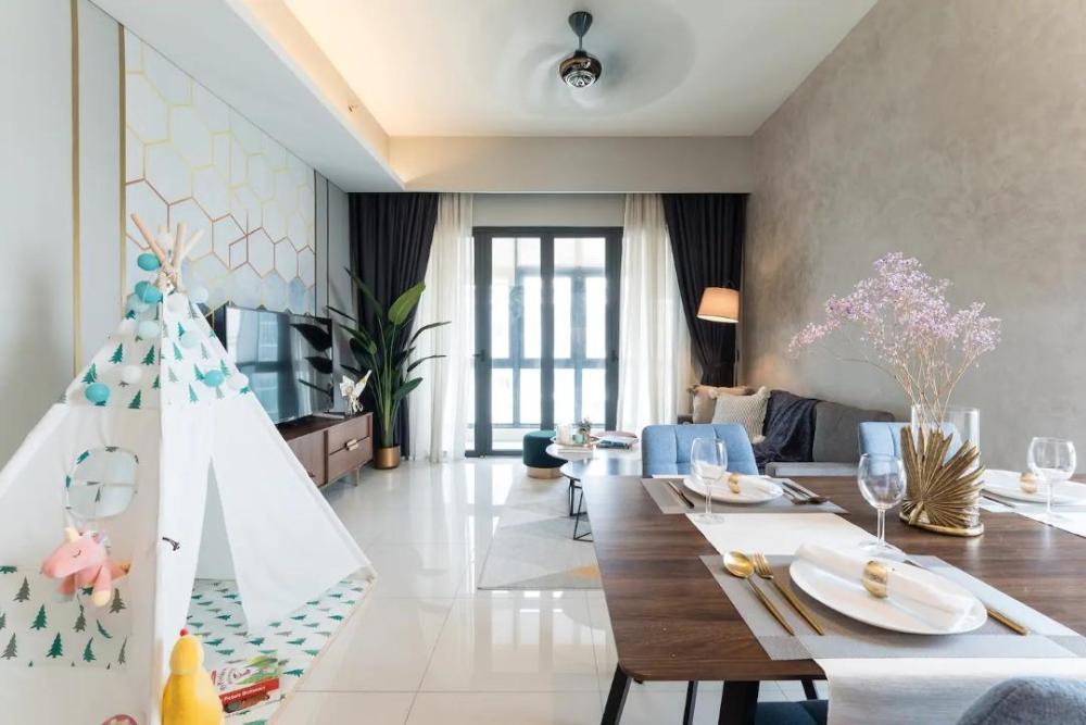 wifi 100mbps 5min walk to pavillion netflix 2pool