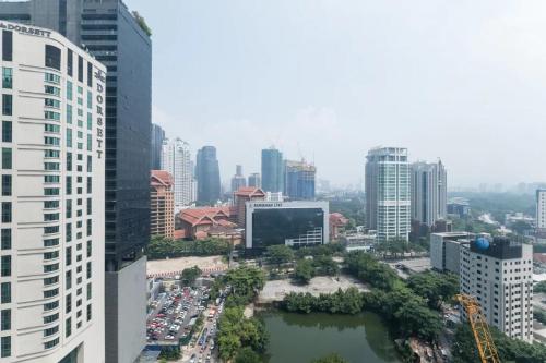 wifi 100mbps 5min walk to pavillion netflix 2pool