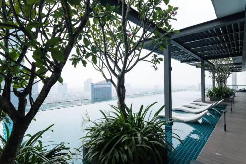 wifi 100mbps 5min walk to pavillion netflix 2pool