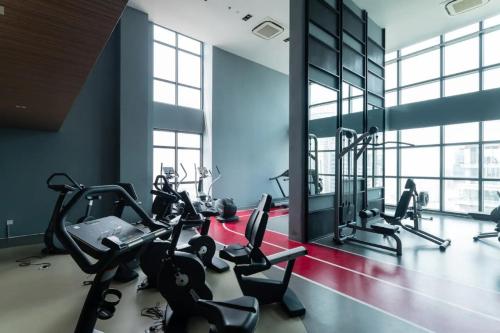 wifi 100mbps 5min walk to pavillion netflix 2pool