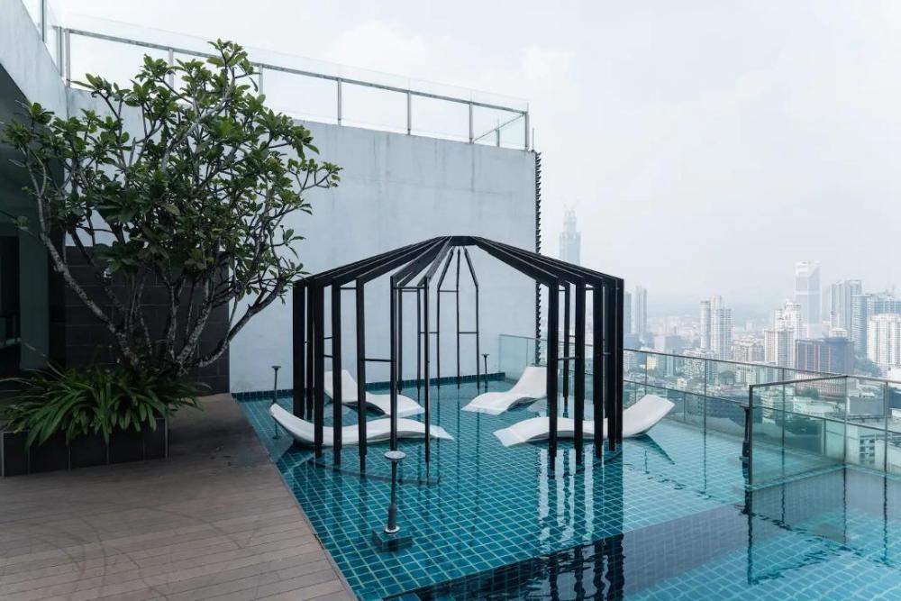 wifi 100mbps 5min walk to pavillion netflix 2pool