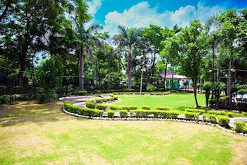 tgi insignia resort and villas