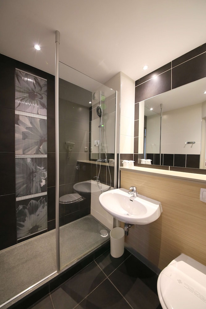 kyriad marseille palais des congres velodrome