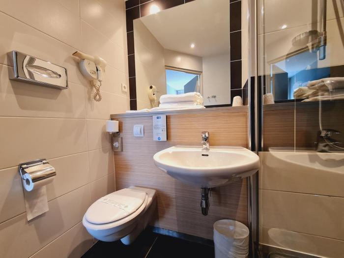 kyriad marseille palais des congres velodrome