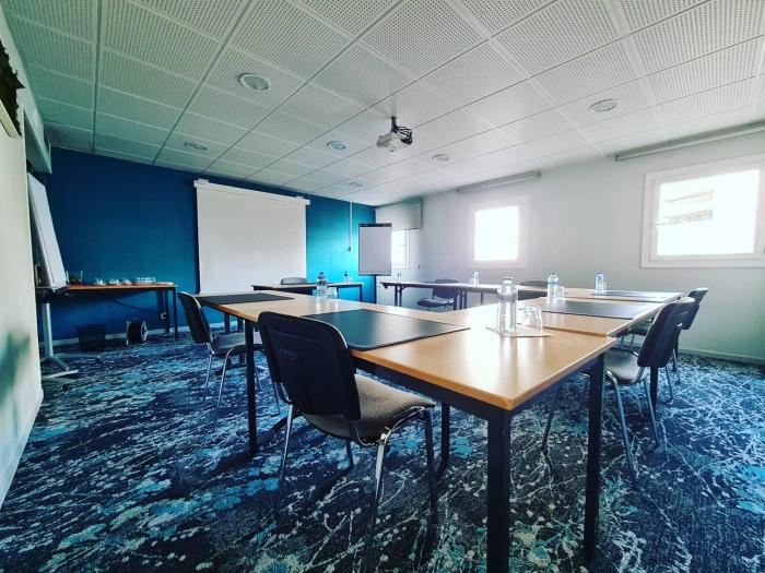 kyriad marseille palais des congres velodrome