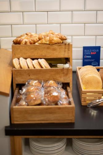 holiday inn express belfast city by ihg