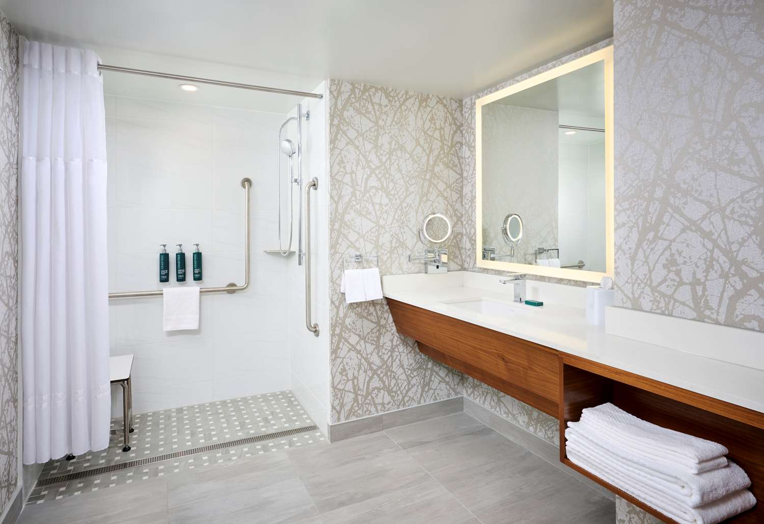 doubletree by hilton windsor hotel and suites