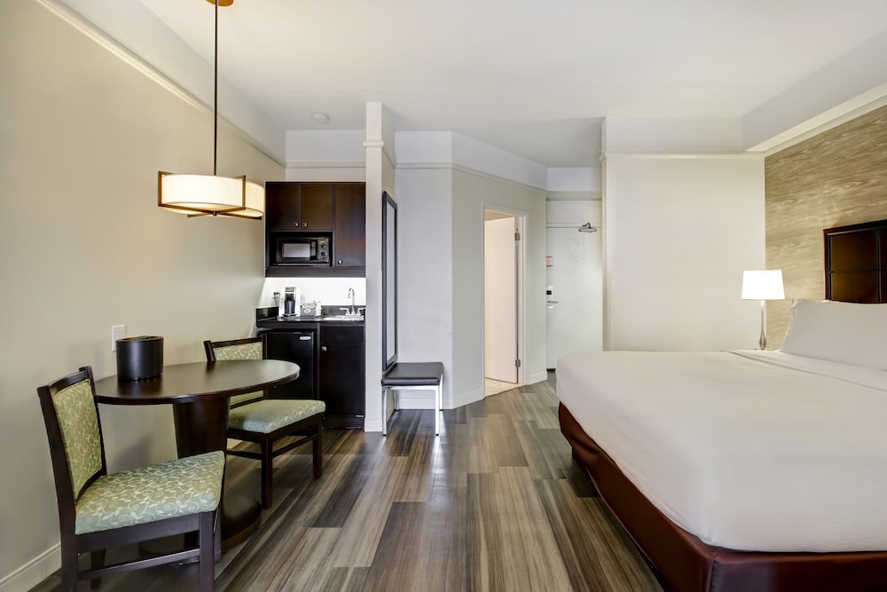 holiday inn and suites windsor ambassador bridge by ihg