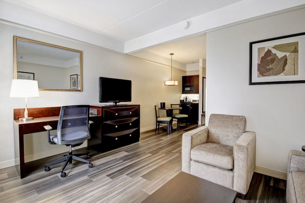 holiday inn and suites windsor ambassador bridge by ihg