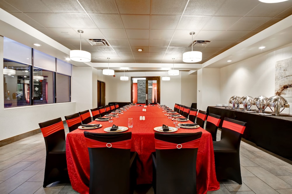 holiday inn and suites windsor ambassador bridge by ihg