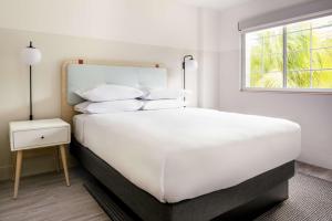 hampton by hilton grand cayman seven mile beach