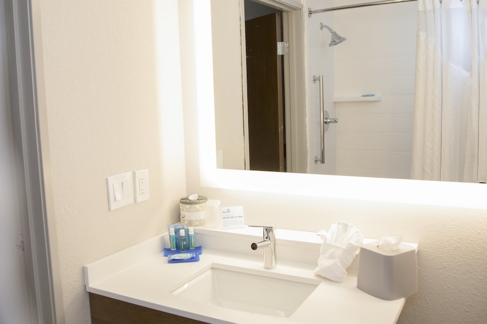 holiday inn express and suites colorado springs north by ihg