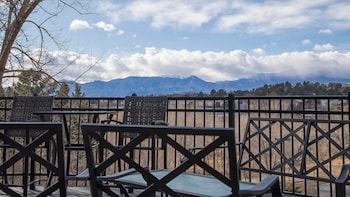 holiday inn express and suites colorado springs north by ihg