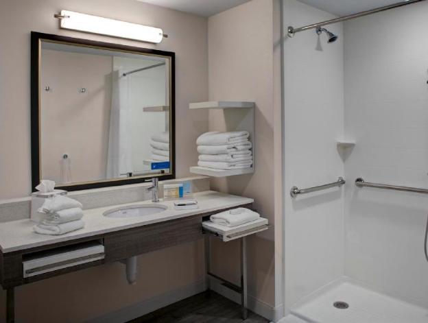 hampton inn and suites syracuse north airport area