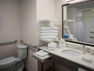 hampton inn and suites syracuse north airport area