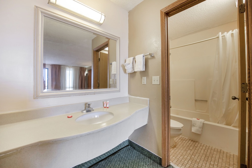 oyo hotel tulsa international airport
