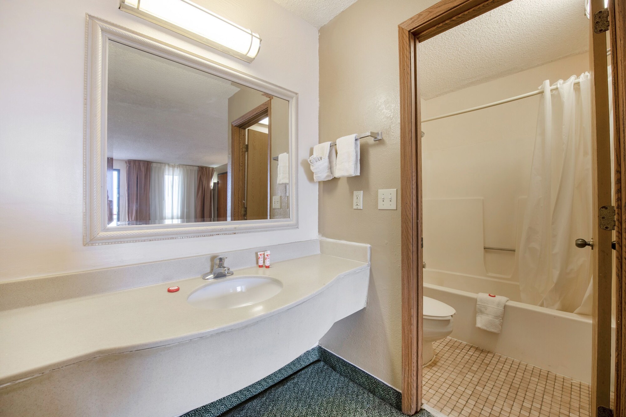oyo hotel tulsa international airport