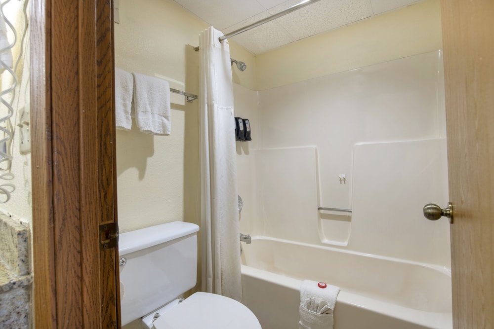 oyo hotel tulsa international airport