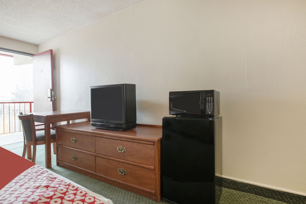 oyo hotel tulsa international airport