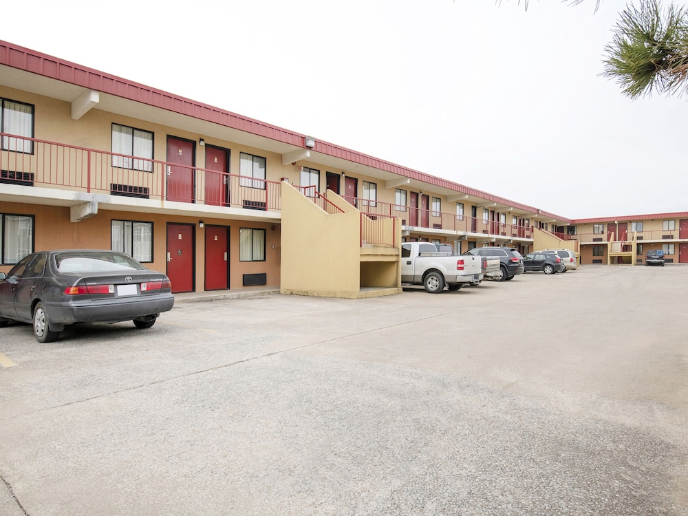 oyo hotel tulsa international airport