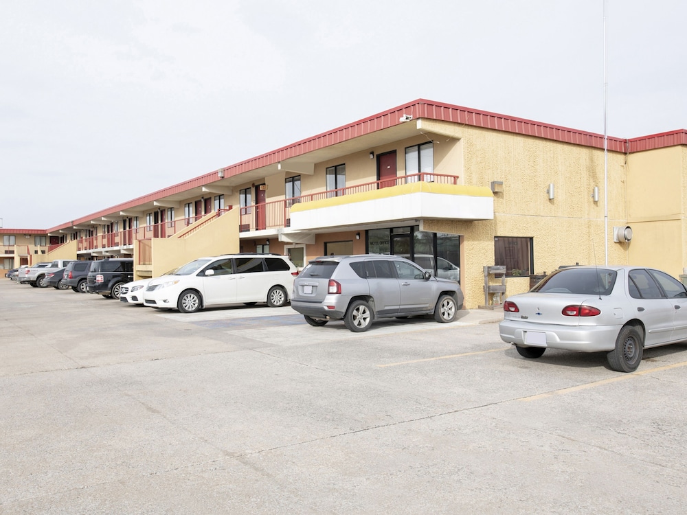 oyo hotel tulsa international airport